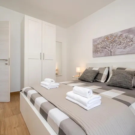 Апартаменти With Parking Space - 23977 Трогір