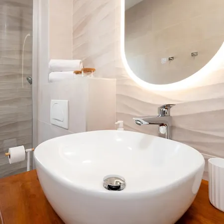 Апартаменти With Parking Space - 23977 *